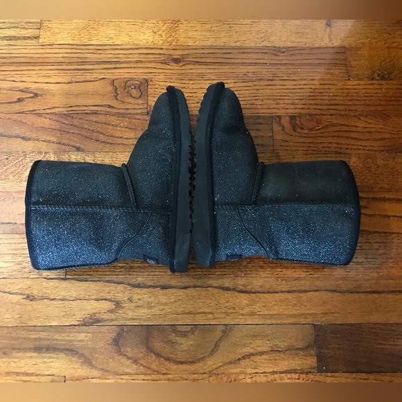 Girls Sparkling Black Ugg Boots Classic II
Size 2
Smoke Free Home
Bundle… - Picture 13 of 16